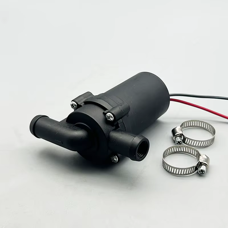 La nouvelle pompe à eau de voiture 12V 18W renforce automatiquement le chauffage de la climatisation et accélère la circulation de l'eau.