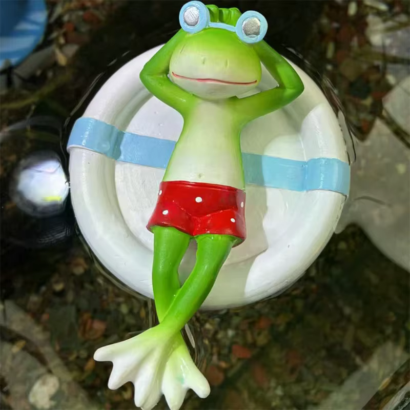 Statue de grenouille flottante à l'eau