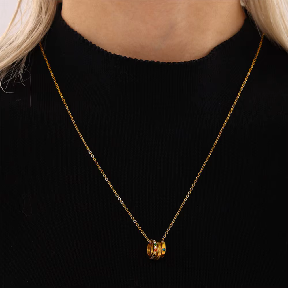 Collier chaîne pour femme en acier inoxydable avec triple pendentif rond plaqué or, étanche, avec breloques