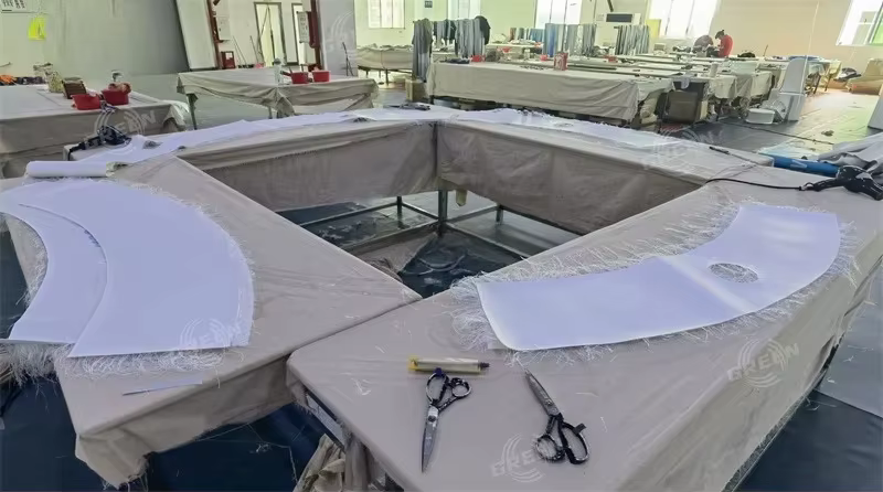 Matelas flottant vert, chaise de piscine bronzante et table