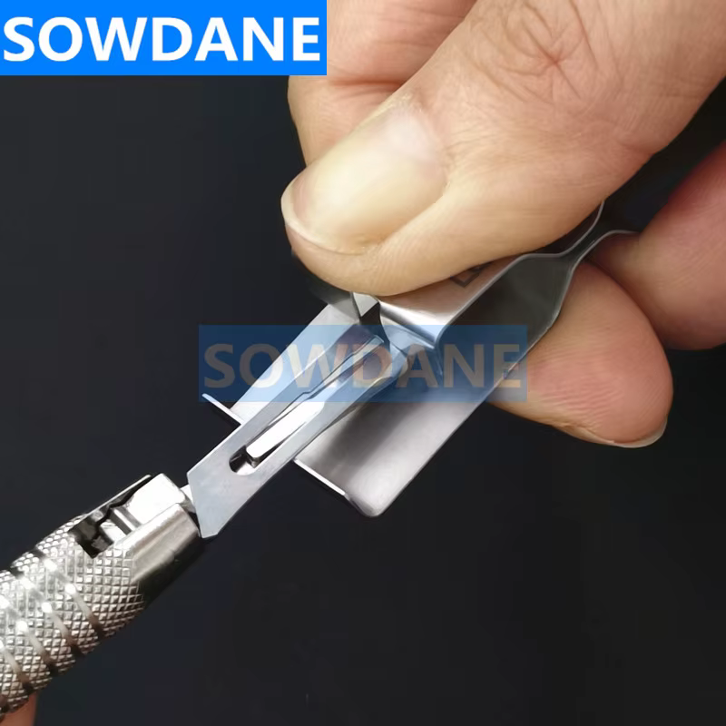 Outil de sécurité en acier inoxydable pour l'extraction de lames de scalpel dentaire, instrument chirurgical pour implants dentaires