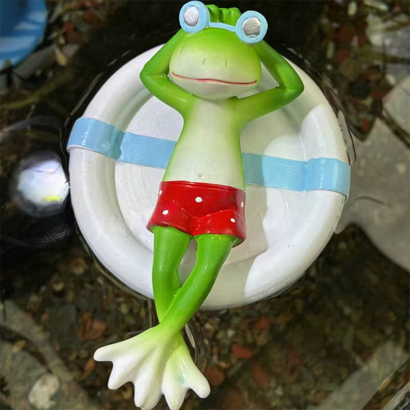 Statue de grenouille flottante à l'eau