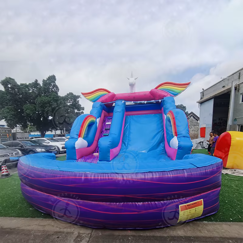Grand toboggan aquatique gonflable sur le thème de la licorne arc-en-ciel pour filles