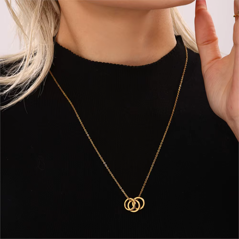 Collier chaîne pour femme en acier inoxydable avec triple pendentif rond plaqué or, étanche, avec breloques