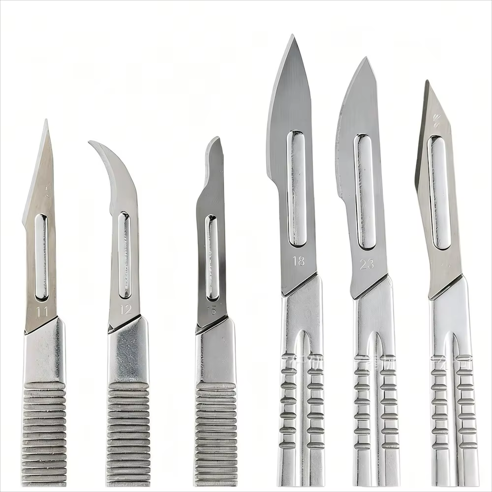 Lames de scalpel dentaire stériles en acier au carbone, lames chirurgicales pour la coupe gingivale et la sculpture en laboratoire