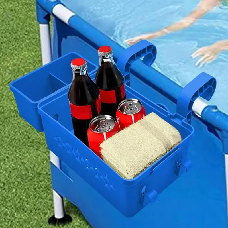 Paniers de rangement au bord de la piscine avec porte-gobelets