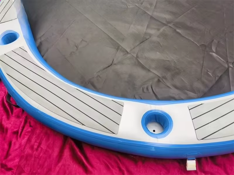 Matelas flottant vert, chaise de piscine bronzante et table