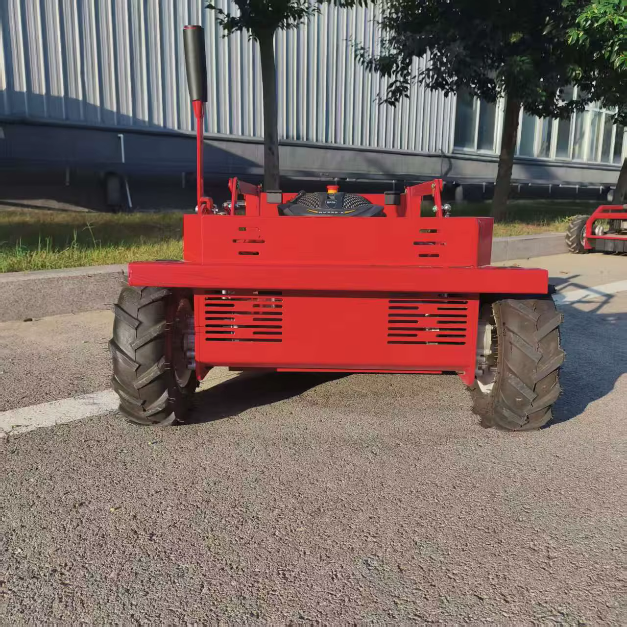 Robot tondeuse à gazon efficace sans fil, anti-accroc, CE/EU5/EPA 1500 ㎡ /h 600MM 5KM/H 45 °   Personnalisation possible, réglage de la hauteur