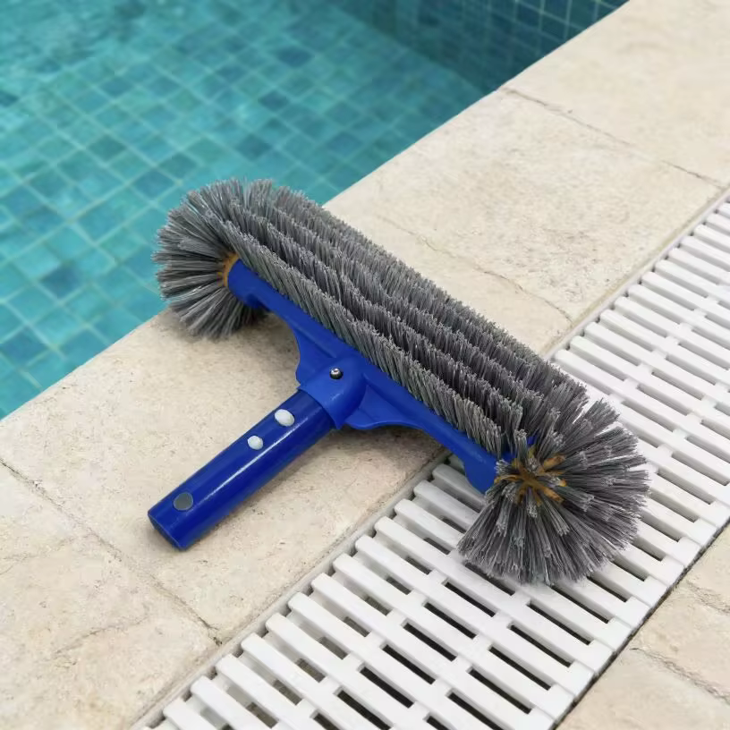 Tête de brosse pour piscine avec extrémités rondes