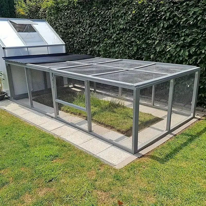 Un rouleau de grillage galvanisé