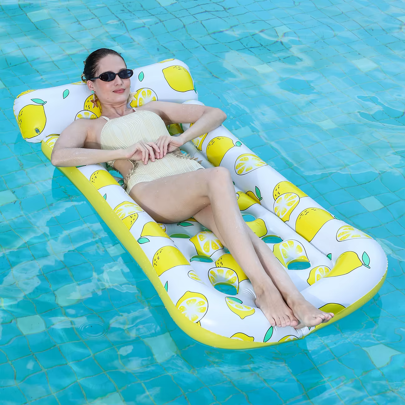 1 chaise longue de piscine et flotteurs gonflables, idéaux pour flotter dans les piscines et pour les fêtes estivales à la plage et en plein air.