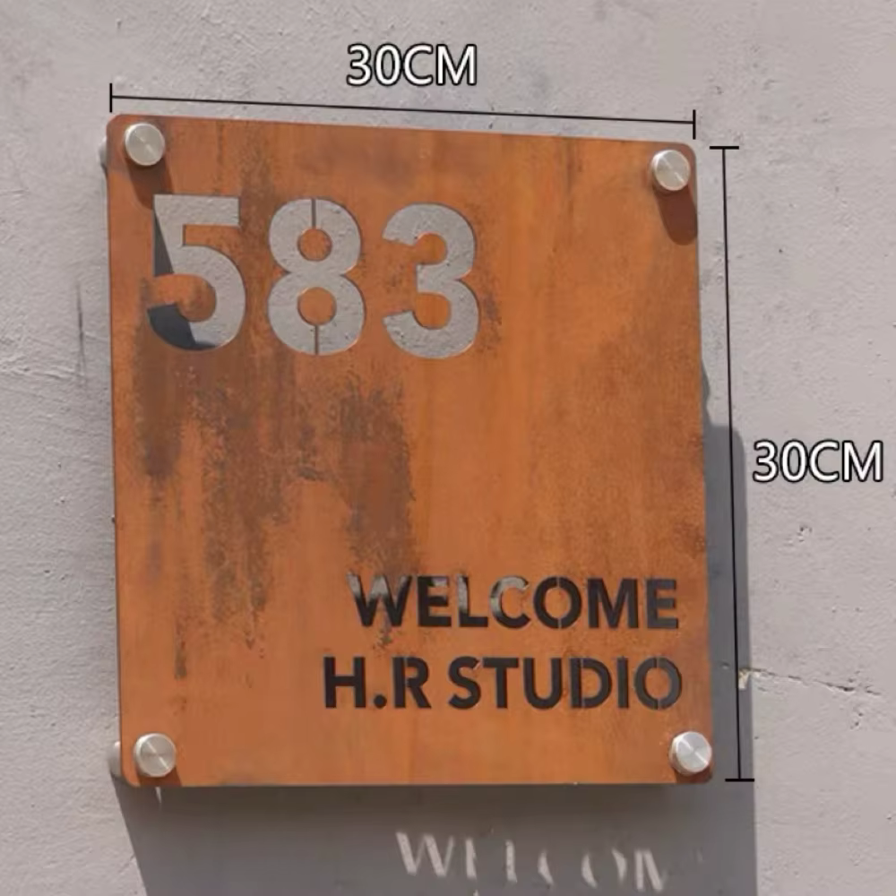 Plaque de porte de studio moderne en acier Corten avec texte et chiffres découpés au laser sur mesure, vis de fixation étanches pour usage extérieur