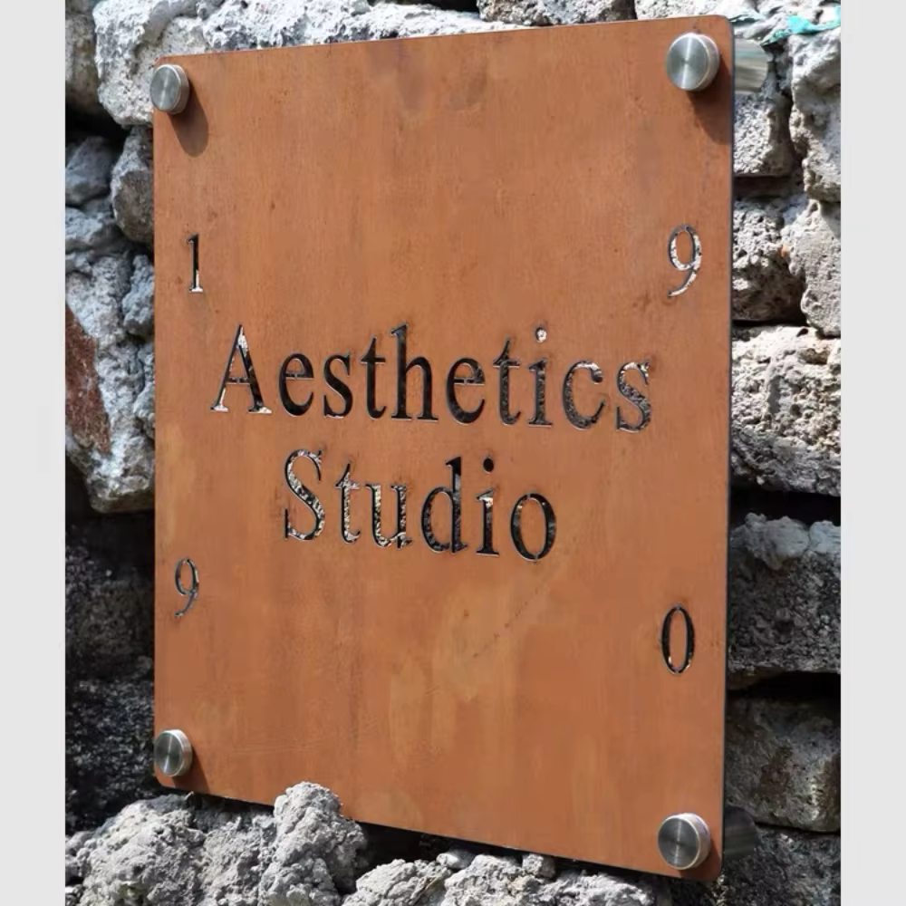 Plaque de porte de studio moderne en acier Corten avec texte et chiffres découpés au laser sur mesure, vis de fixation étanches pour usage extérieur