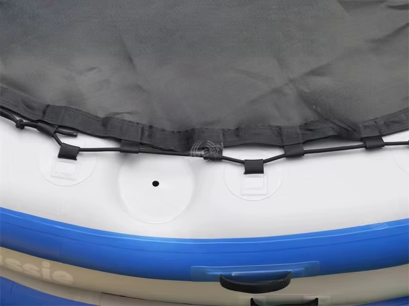 Matelas flottant vert, chaise de piscine bronzante et table