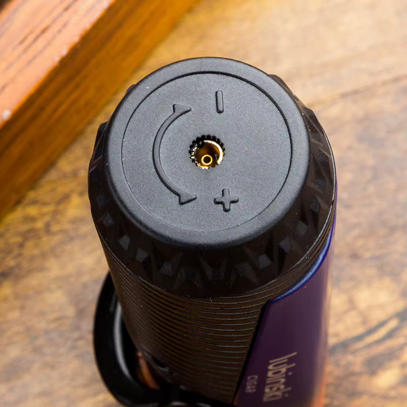 Allume-cigare avec porte-cigarette, briquet en plastique butane portable coupe-vent à double jet droit à flamme bleue