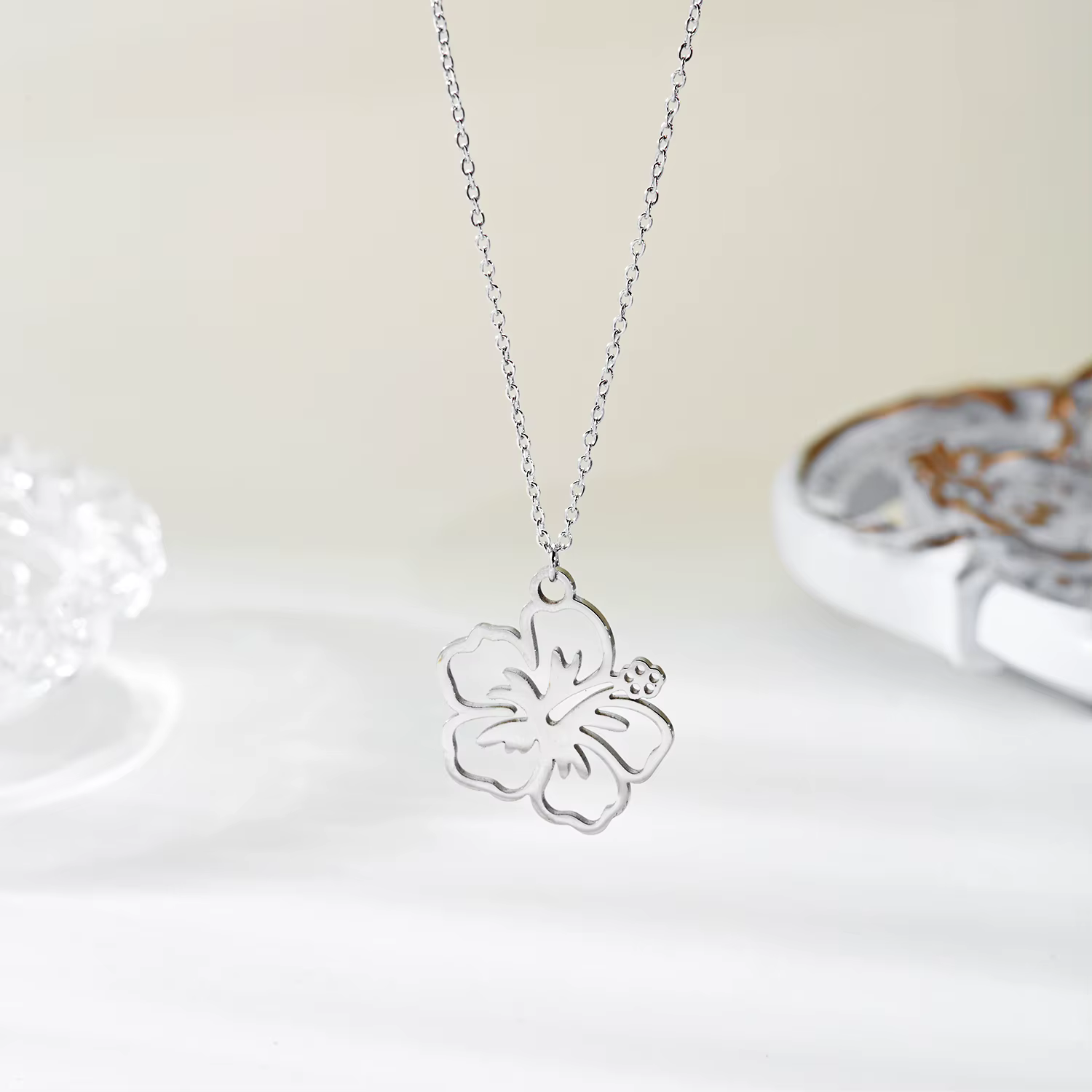 Collier en acier inoxydable pour femmes, pendentif de luxe léger, fleur creuse, chaîne de clavicule, ras du cou, bijoux minimalistes de fête, cadeaux