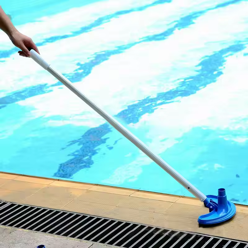 Tête d'aspirateur pour piscine - Conception en forme de demi-lune - Compatible avec les piscines enterrées/hors sol - Construction en plastique durable
