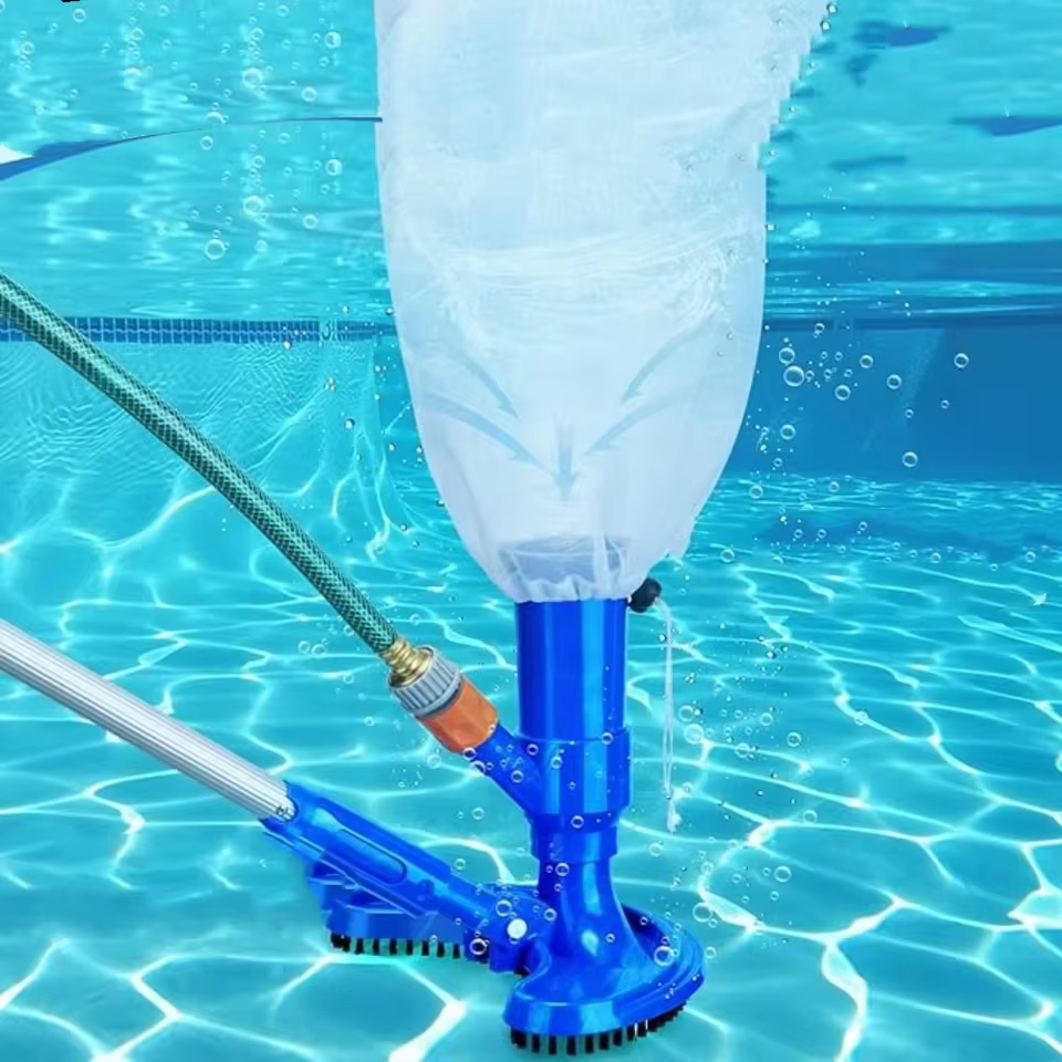 Aspirateur de piscine portable en forme de croissant bleu