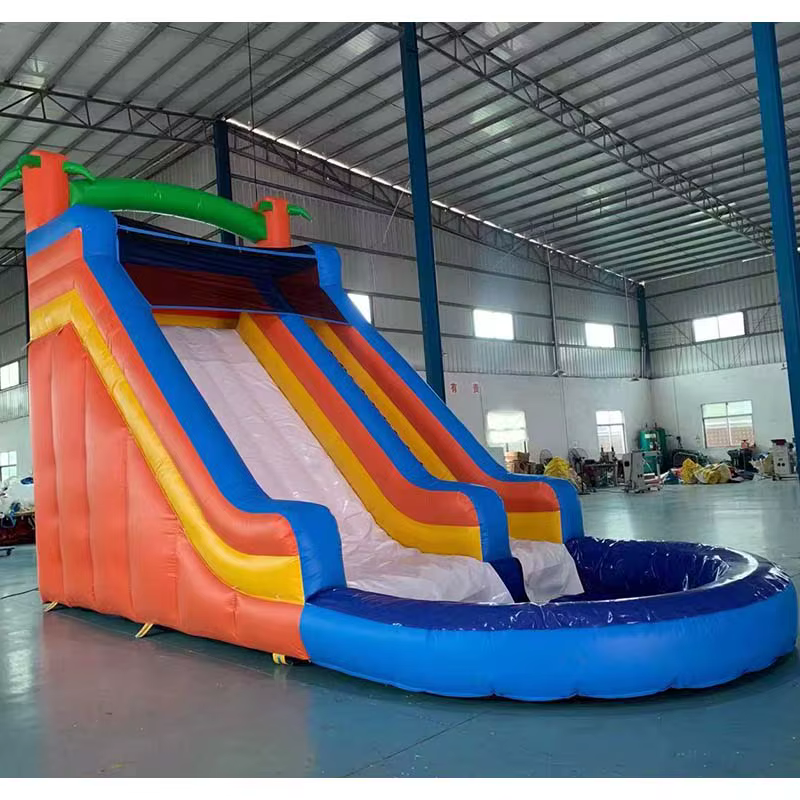 Grand toboggan aquatique gonflable vert avec piscine
