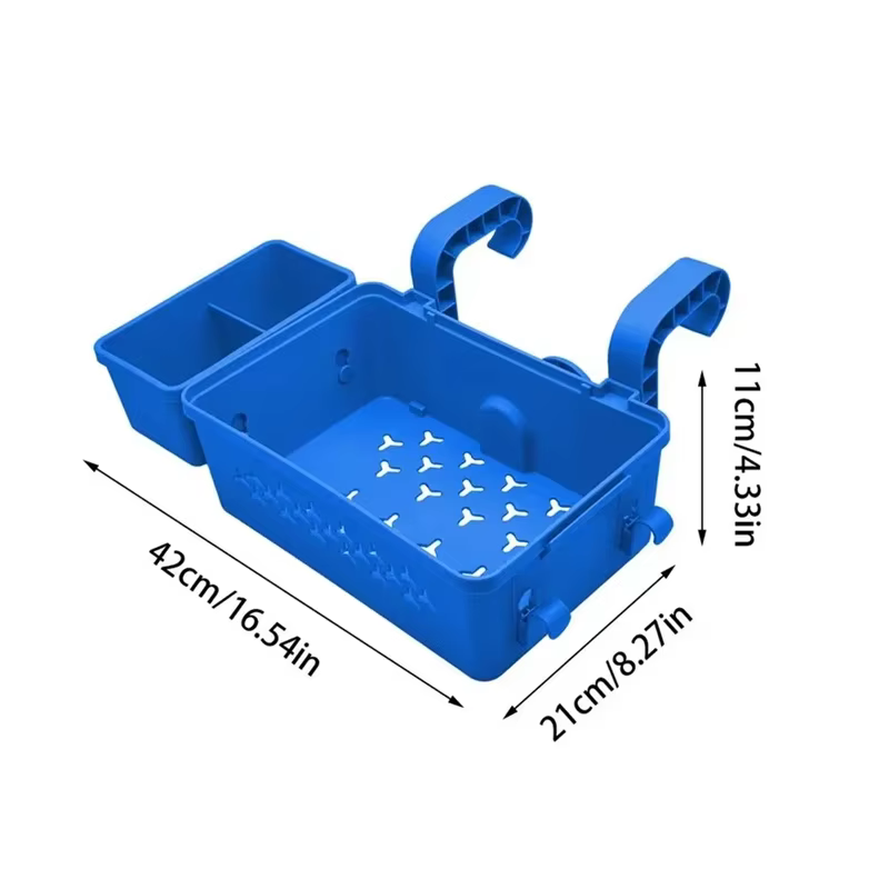 Paniers de rangement au bord de la piscine avec porte-gobelets