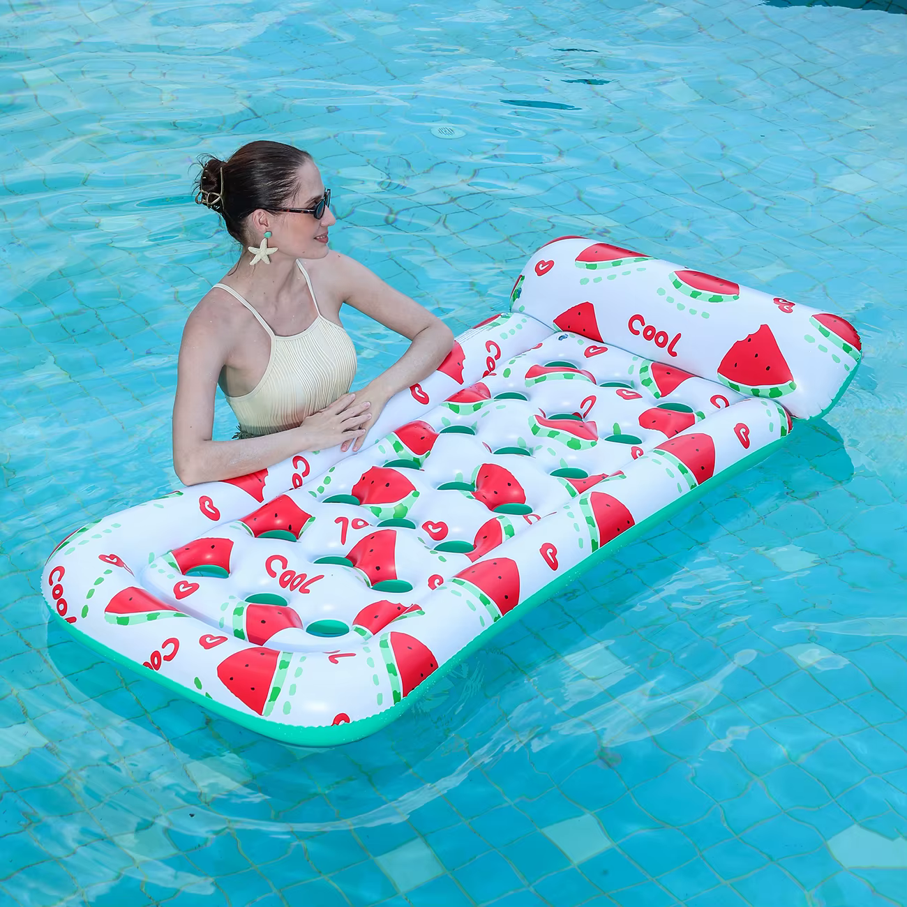 1 chaise longue de piscine et flotteurs gonflables, idéaux pour flotter dans les piscines et pour les fêtes estivales à la plage et en plein air.