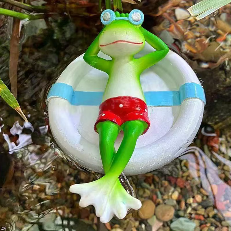 Statue de grenouille flottante à l'eau
