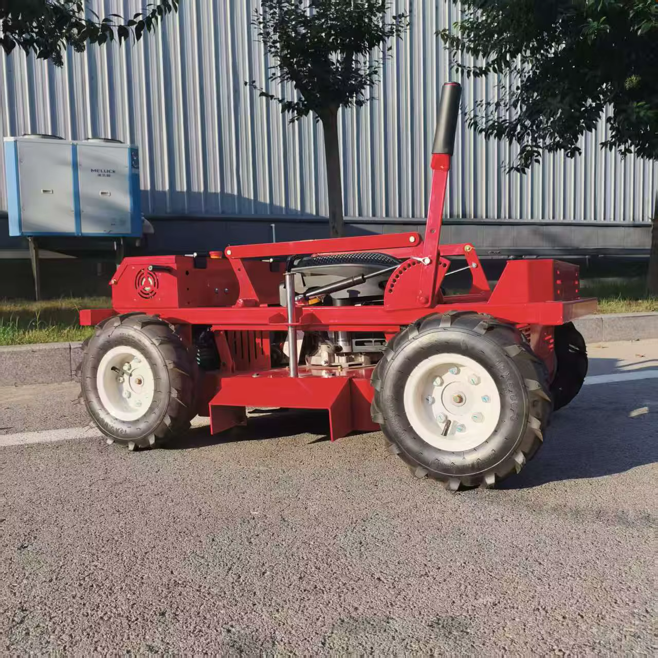 Robot tondeuse à gazon efficace sans fil, anti-accroc, CE/EU5/EPA 1500 ㎡ /h 600MM 5KM/H 45 °   Personnalisation possible, réglage de la hauteur