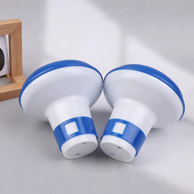 Outil de nettoyage flottant pour piscine extérieure