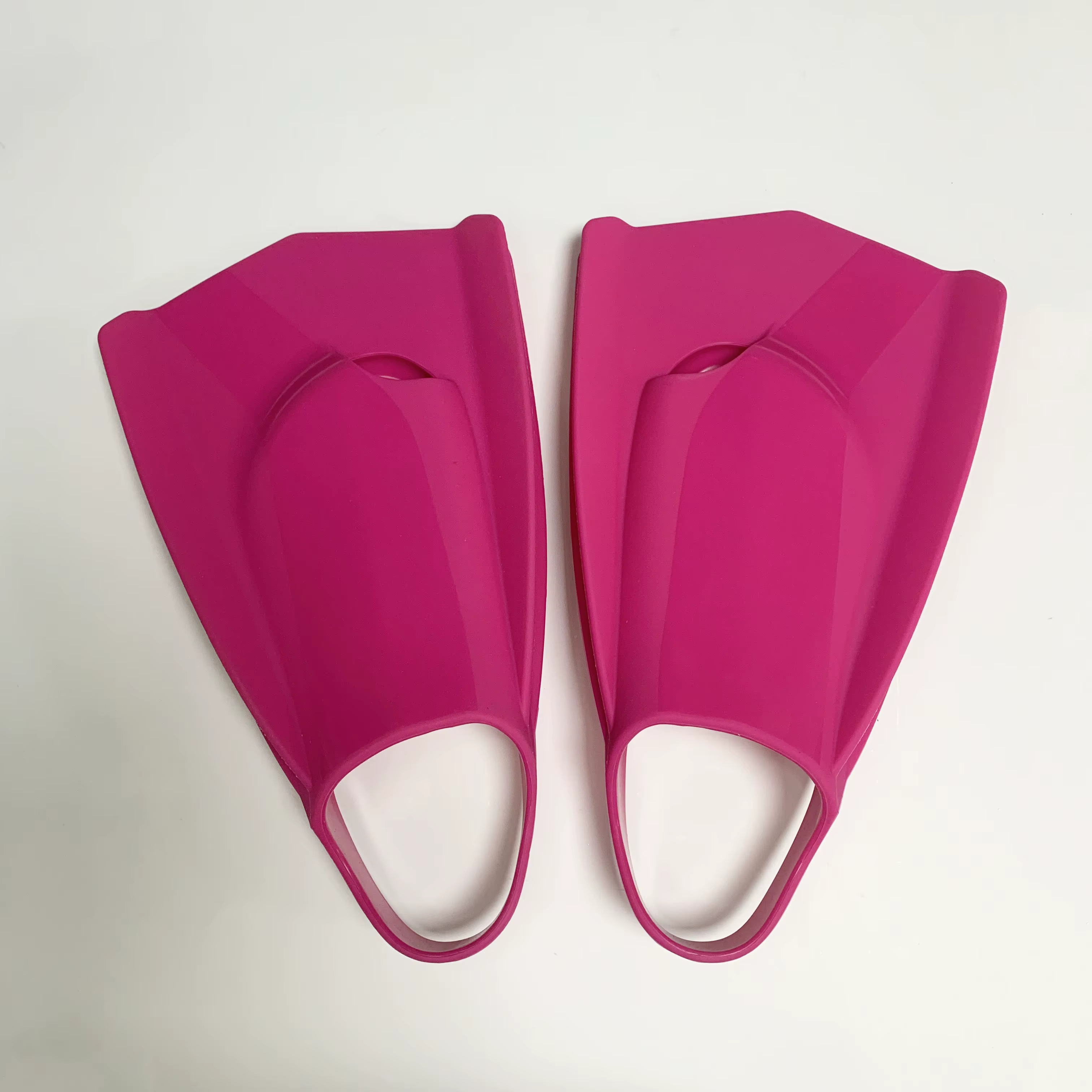 Palmes d'entraînement de natation 2026 en silicone à lame courte, palmes flottantes pour la natation et le snorkeling avec sangle de talon