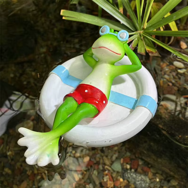 Statue de grenouille flottante à l'eau