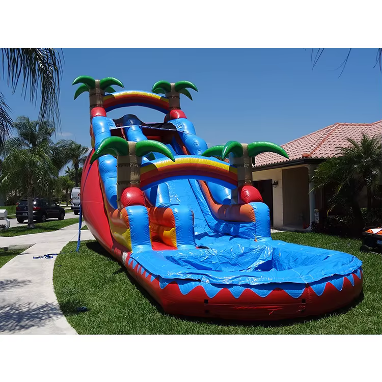 Grand toboggan aquatique gonflable vert avec piscine