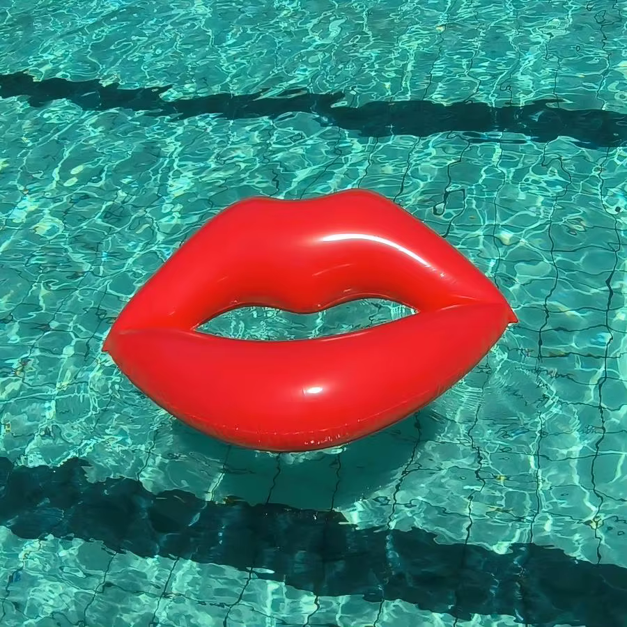Flotteur gonflable de piscine à lèvres rouges